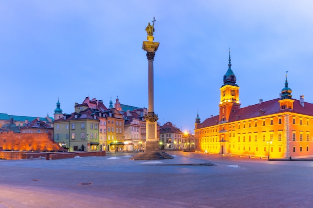 Quadrato del castello alla notte a Varsavia, Polonia.