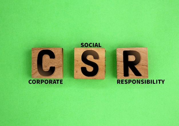 quadrato di legno con le lettere CSR o la parola responsabilità sociale aziendale