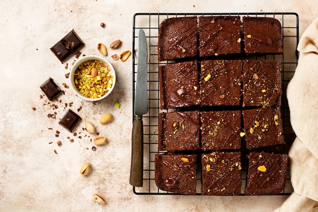 Quadretti di cioccolato con pistacchi e fragole su supporto in metallo