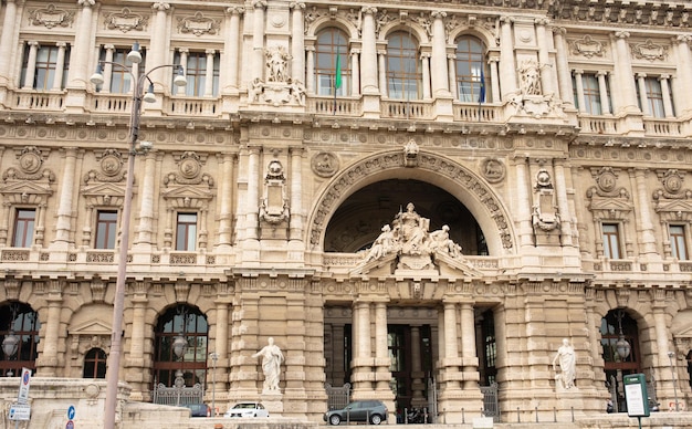 Quadriga in cima al Palazzo di Giustizia sede della Suprema Corte di Cassazione.