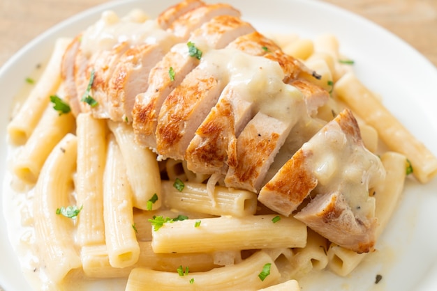 Quadrotto fatto in casa penne cremoso bianco con pollo alla griglia