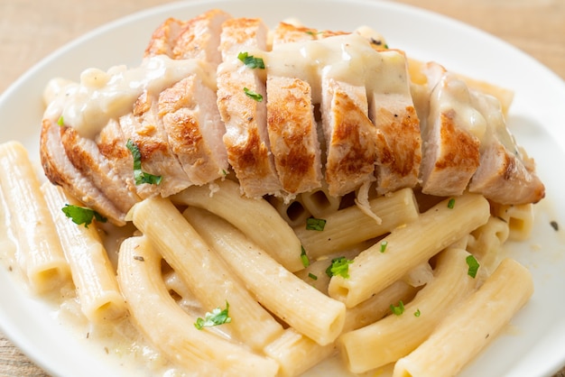 Quadrotto fatto in casa penne cremoso bianco con pollo alla griglia