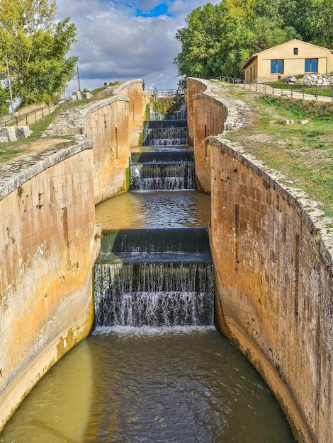 Quadrupla chiusura del Canal de Castilla nella provincia di Fromista di Palencia