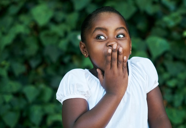 Qualcuno ha preso una delle mamme biscotti appena sfornati Foto di un'adorabile bambina che sembra sorpresa mentre era in piedi fuori