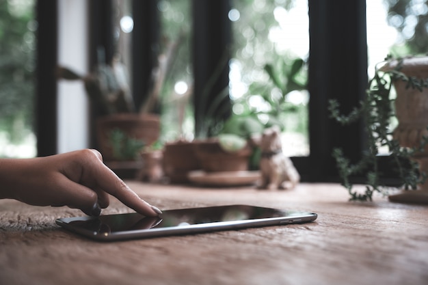 Qualcuno sta toccando un tablet nero