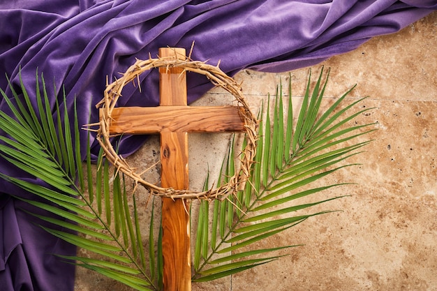 Quaresima stagione settimana santa e concetto di venerdì santo congedo di palma e croce su sfondo di pietra