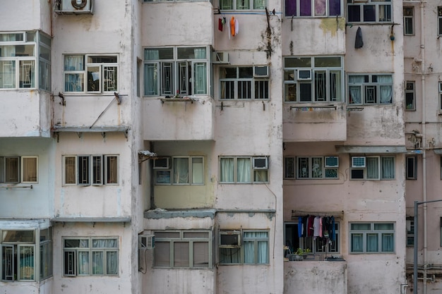 Quarry Bay, Hong Kong 19 marzo 2019: Vecchia facciata di un edificio di appartamenti