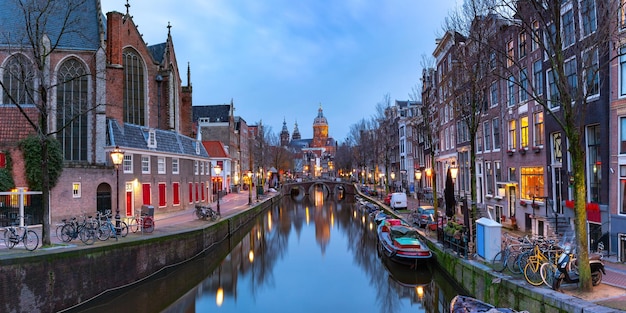 Quartiere a luci rosse di Amsterdam al crepuscolo