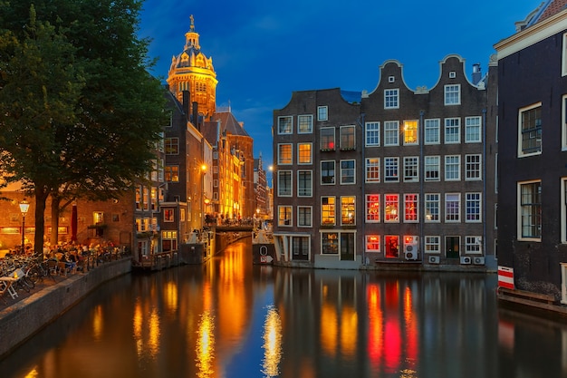 Quartiere a luci rosse di notte e Basilica di San Nicola Amsterdam Olanda Paesi Bassi