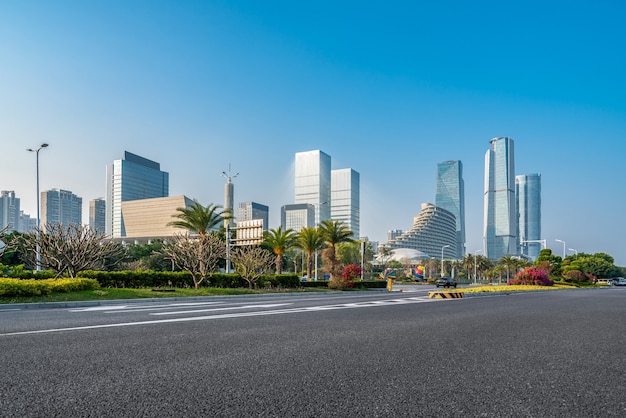 Quartiere centrale degli affari, strade e grattacieli, Xiamen, Cina.