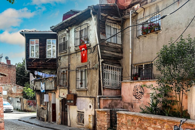 Quartiere con case in rovina nella città di istanbul