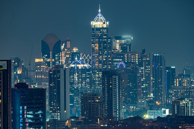 Quartiere degli affari di Bangkok di notte.