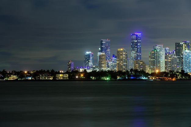 Quartiere degli affari di Miami, luci e riflessi delle luci della città. Miami centro.