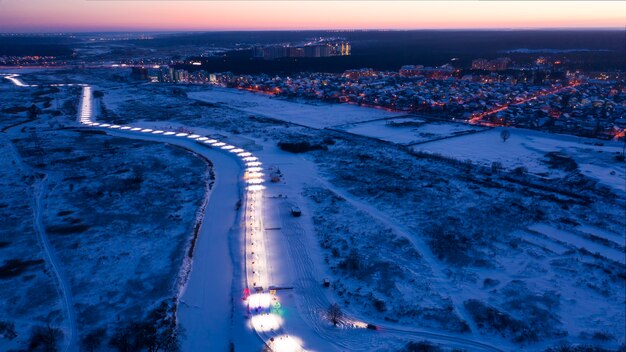 Quartiere notturno della città. Vista del drone. Luci colorate illuminano le strade e gli edifici. Meraviglioso paesaggio notturno della città.