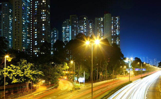 Quartiere residenziale di Hong Kong di notte