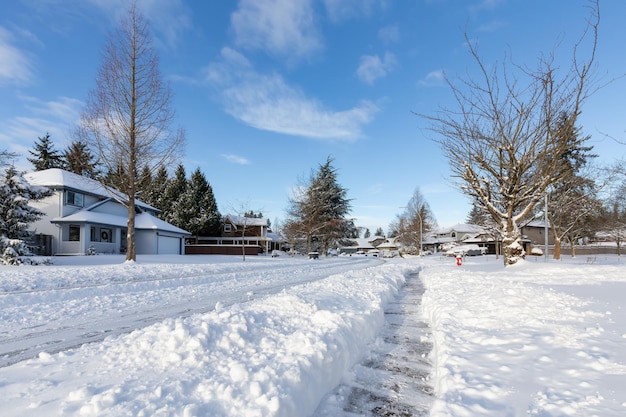 Quartiere residenziale in periferia con neve bianca