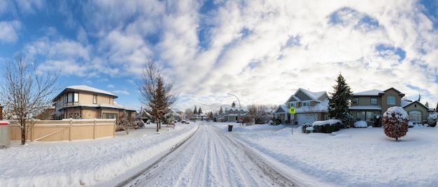 Quartiere residenziale in periferia con strada innevata bianca