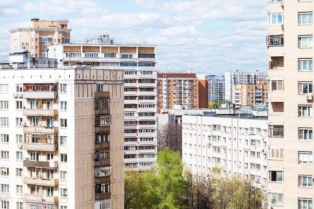 Quartiere residenziale urbano nella giornata di sole