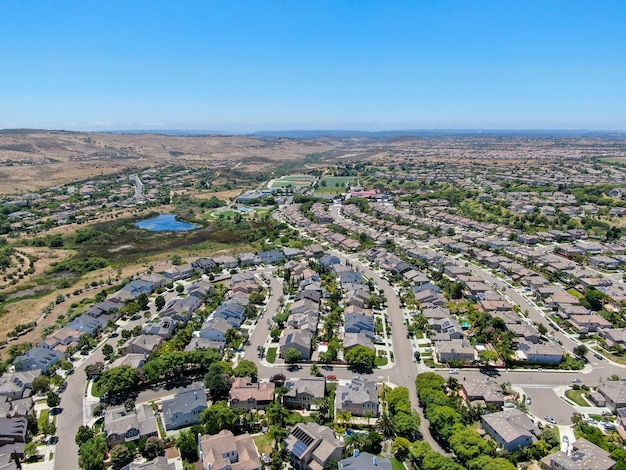 Quartiere suburbano di vista aerea con grandi ville una accanto all'altra a San Diego nel sud della California