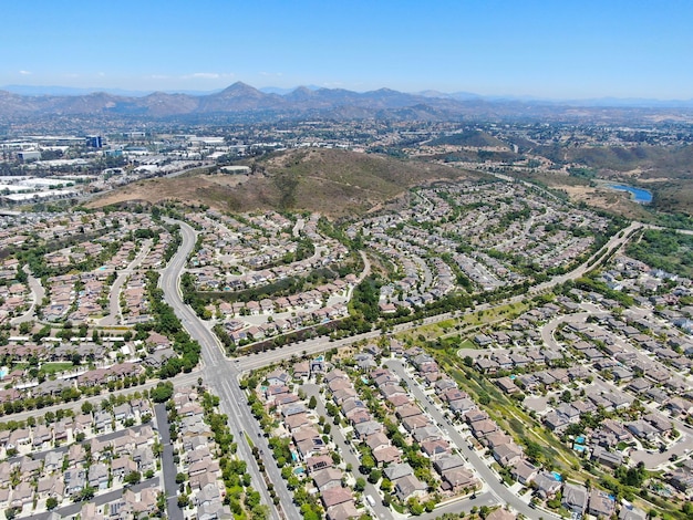 Quartiere suburbano vista aerea con grandi ville una accanto all'altra a San Diego