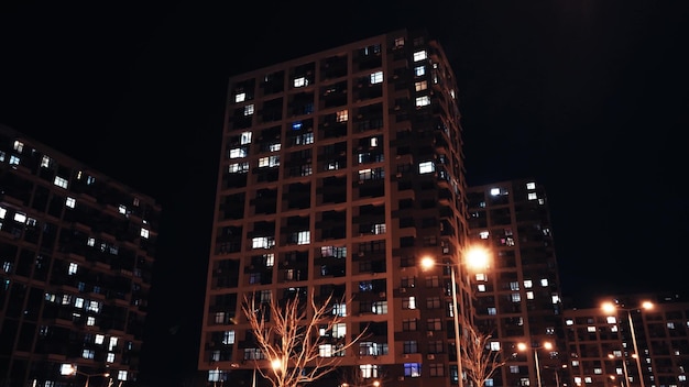 Quarto vuoto della città di notte Movimento della macchina fotografica sulla via della città di notte Strada vuota di notte