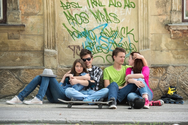 Quattro adolescenti di fronte ai graffiti