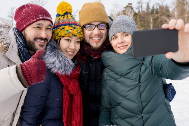 Quattro amici in posa per selfie