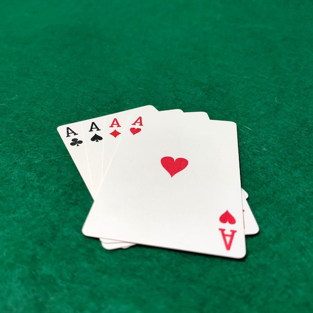 Quattro assi sul tavolo sul green baize Concetto di gioco di poker