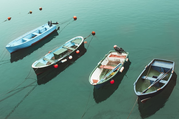 Quattro barche colorate nel mare turchese