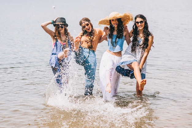 quattro belle ragazze sulla spiaggia