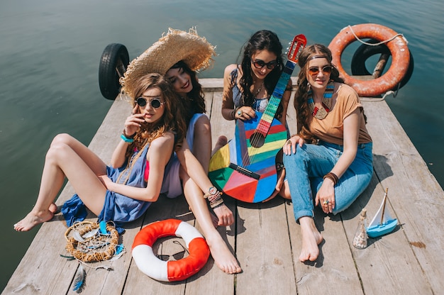 quattro bellissime ragazze sul molo