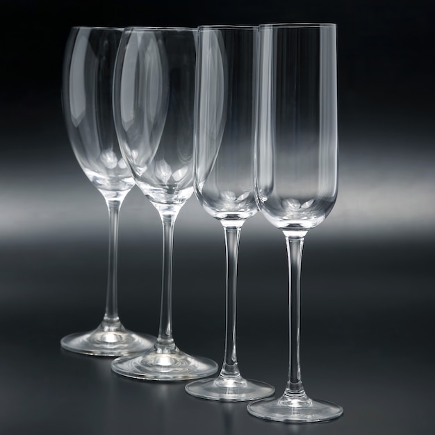 Quattro bicchieri di vino su un primo piano sfondo scuro. stoviglie per bevande