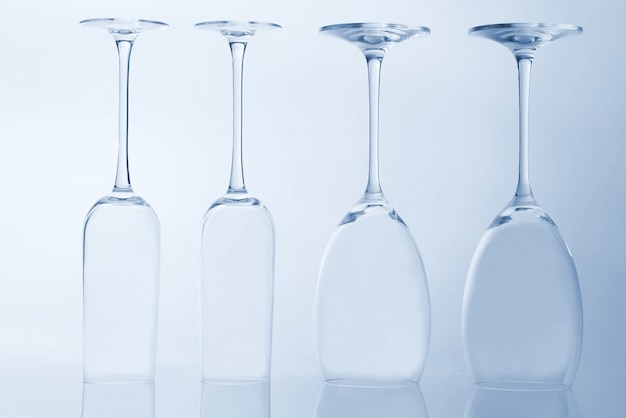 Quattro bicchieri di vino vuoti