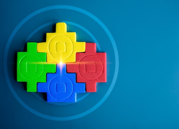 Quattro blocchi di puzzle di diversi colori sono messi insieme perfetti sull'icona del bersaglio obiettivo su sfondo blu stile minimal Business partnership lavoro di squadra differenza concetti di unità e collaborazione