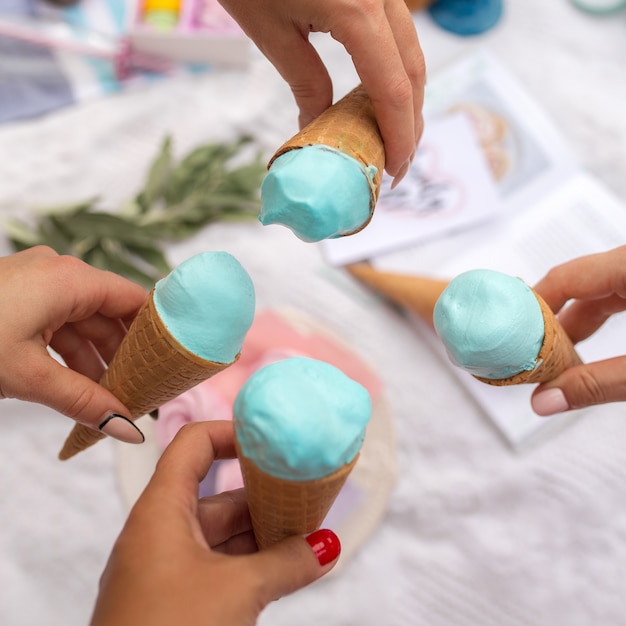 Quattro blu gelato nelle mani