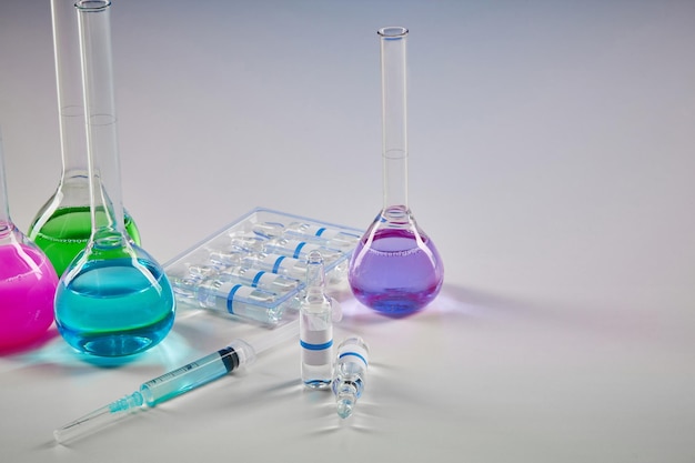 Quattro boccette mediche con reagenti chimici colorati sette ampolle mockup con liquido trasparente an