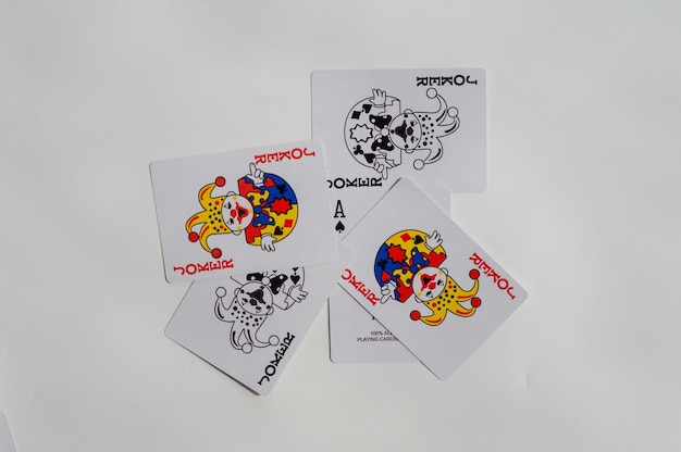 Quattro carte joker su sfondo bianco