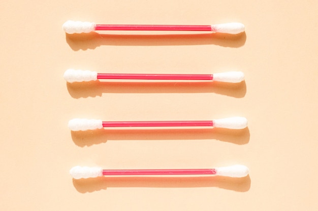 Quattro cotton fioc per la pulizia delle orecchie con forme diverse Igiene significa