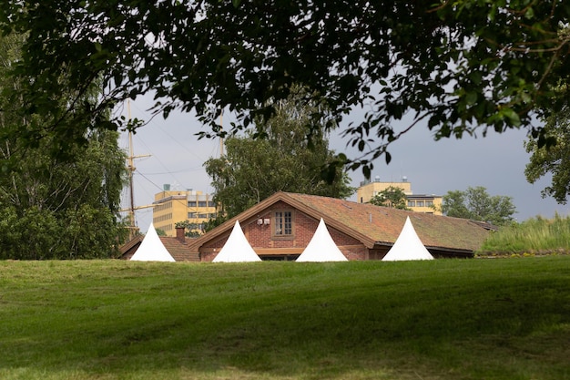 Quattro cupole bianche sul prato verde dell'isola Isegran a Fredrikstad Norvegia