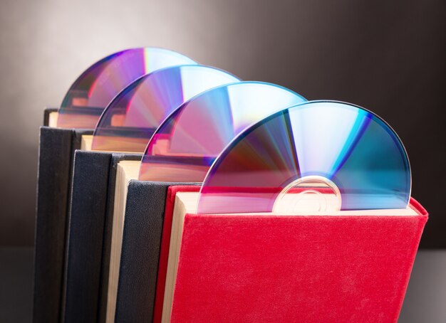 Quattro dischi cd spuntano dal libro rosso