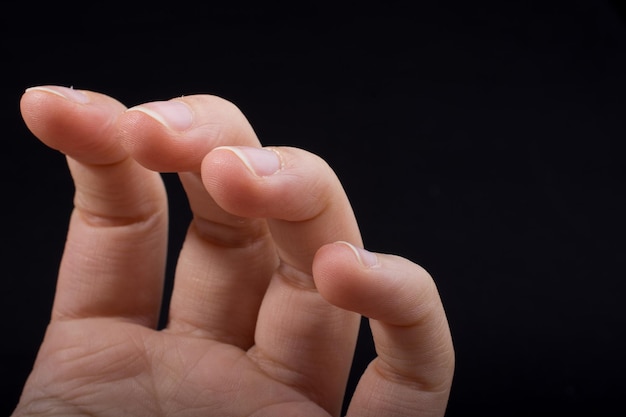 Quattro dita di una mano umana parzialmente viste in vista