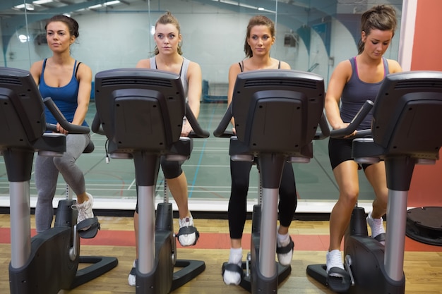 Quattro donne che lavorano alla classe di spinning