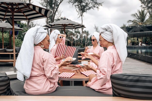 Quattro giovani donne intelligenti e belle che indossano gli stessi vestiti sotto forma di abiti da hotel