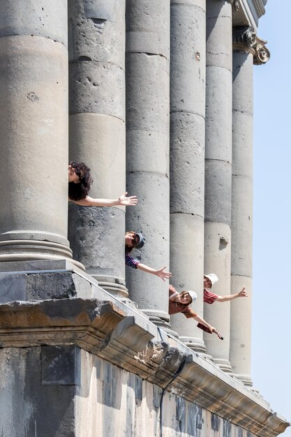 Quattro giovani turisti tra le colonne del vecchio edificio