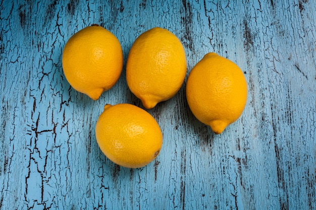 Quattro limoni sul tavolo blu