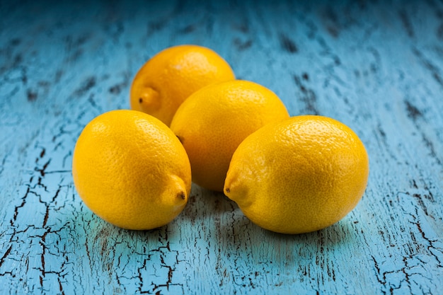 Quattro limoni sul tavolo blu