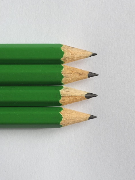 Quattro matite verdi su foglio di carta