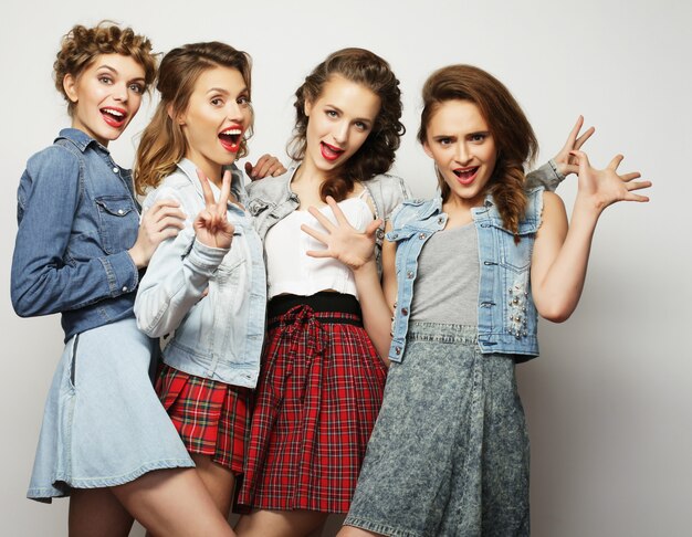 Quattro migliori amici di ragazze alla moda sexy hipster