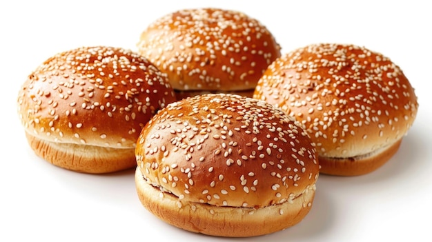 Quattro panini di hamburger con sesamo isolato su sfondo bianco