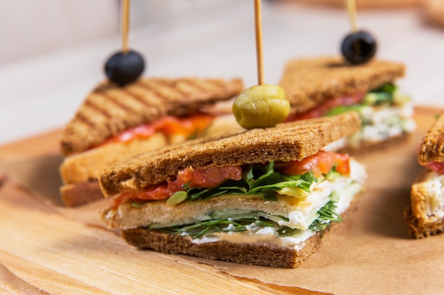 Quattro panini sul tavolo di legno in un ristorante. Fast food